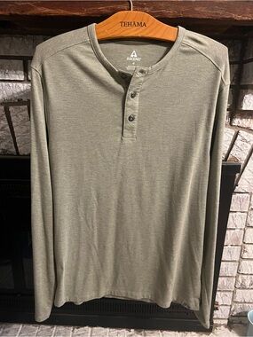 Ascend Men's Long-Sleeve Henley Shirt in Olive